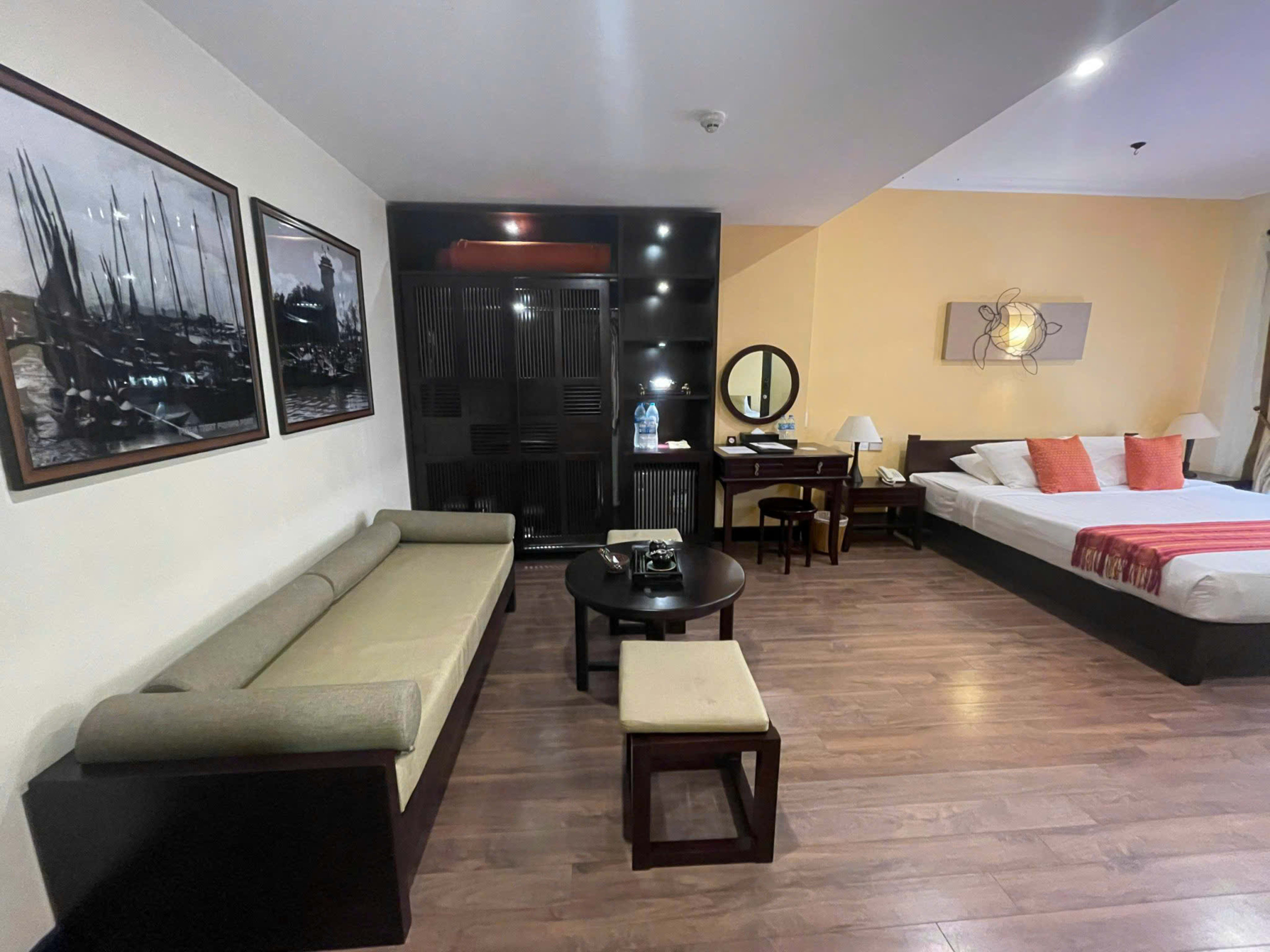 Deluxe Family Room No View or Partial View
