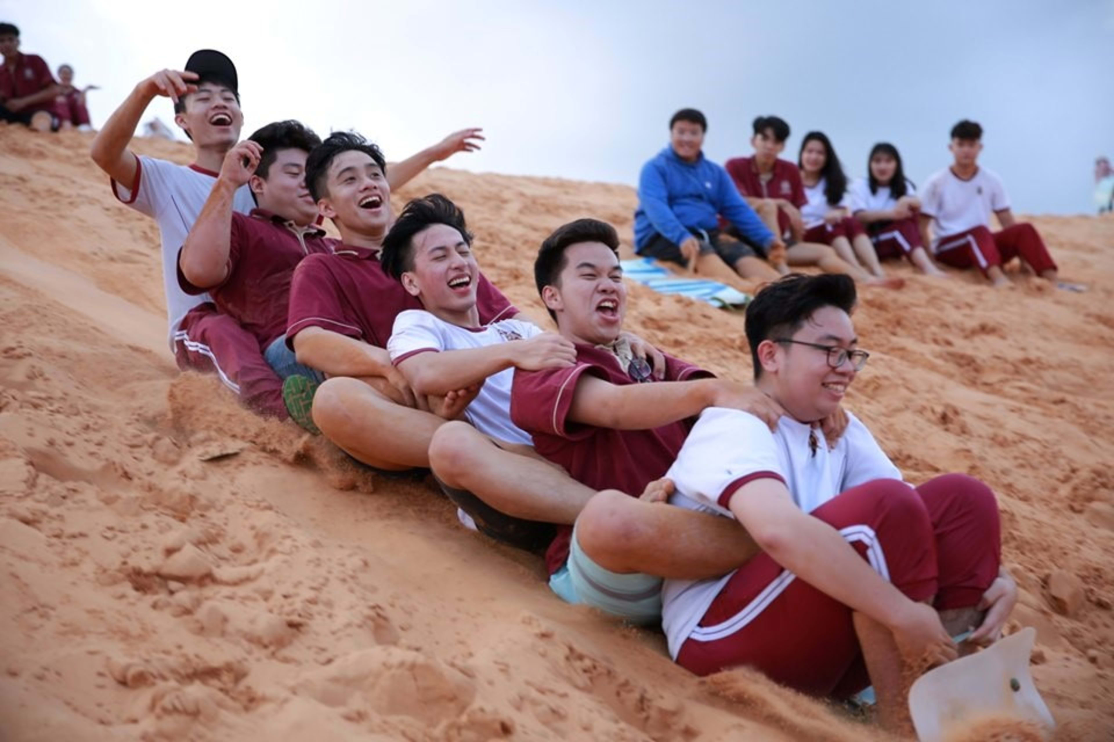 Ảnh minh họa team building trên đồi cát