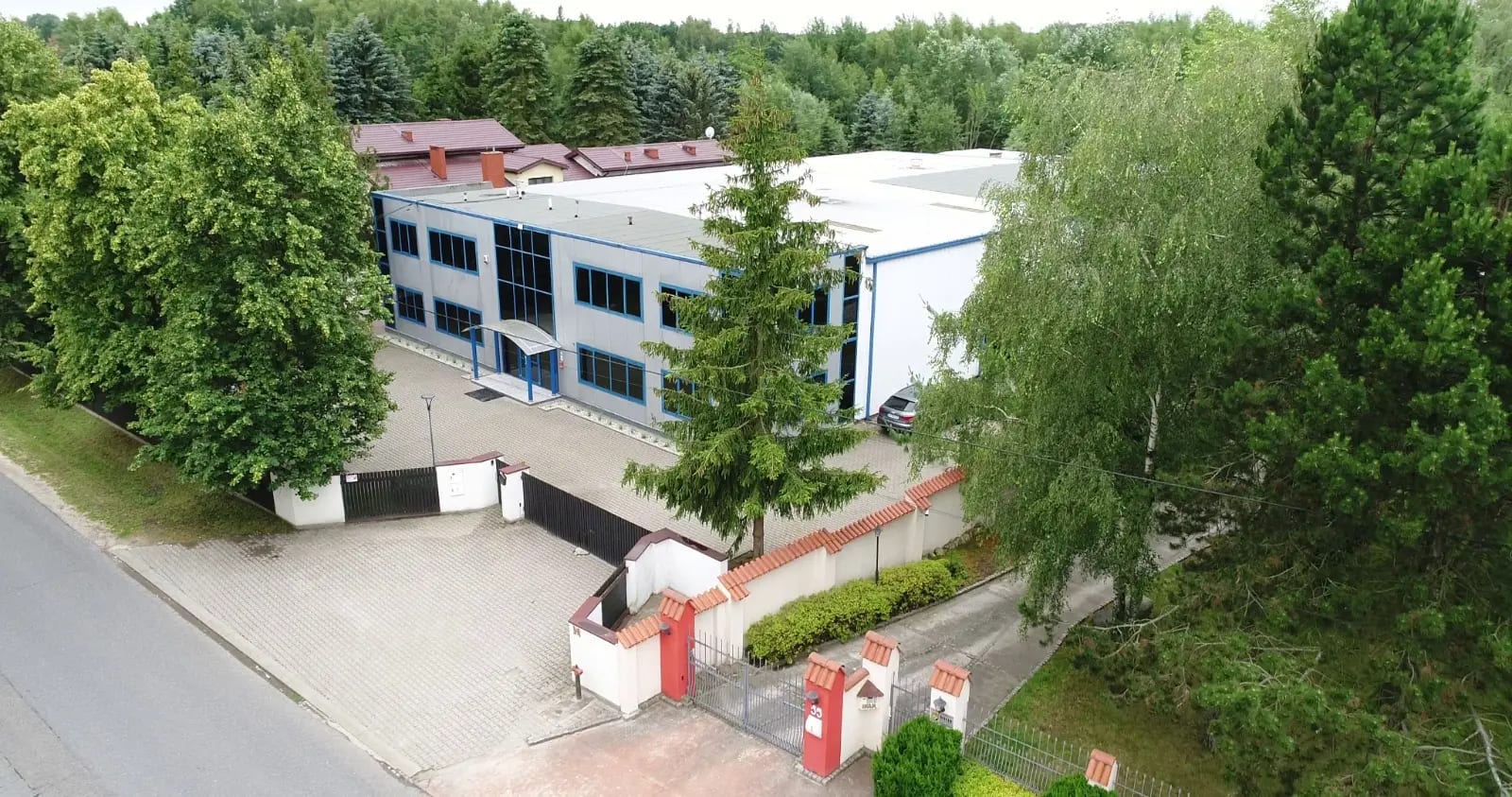 Widok z lotu ptaka na kompleks magazynowo-biurowy WH w Nadarzynie