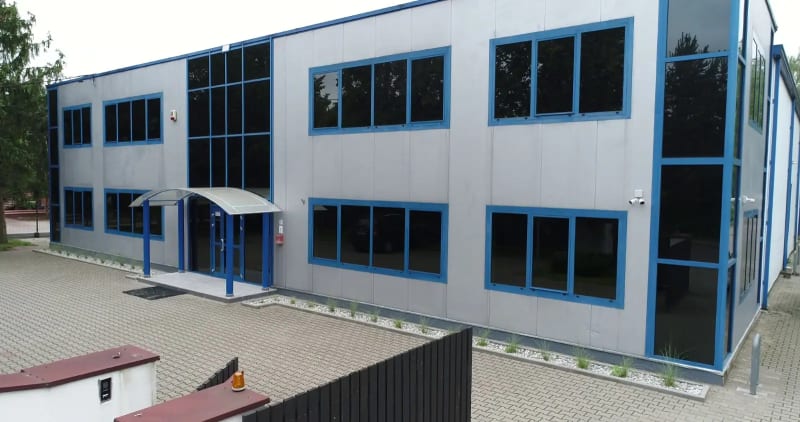 Elewacja budynku biurowo-magazynowego WH, główne wejście