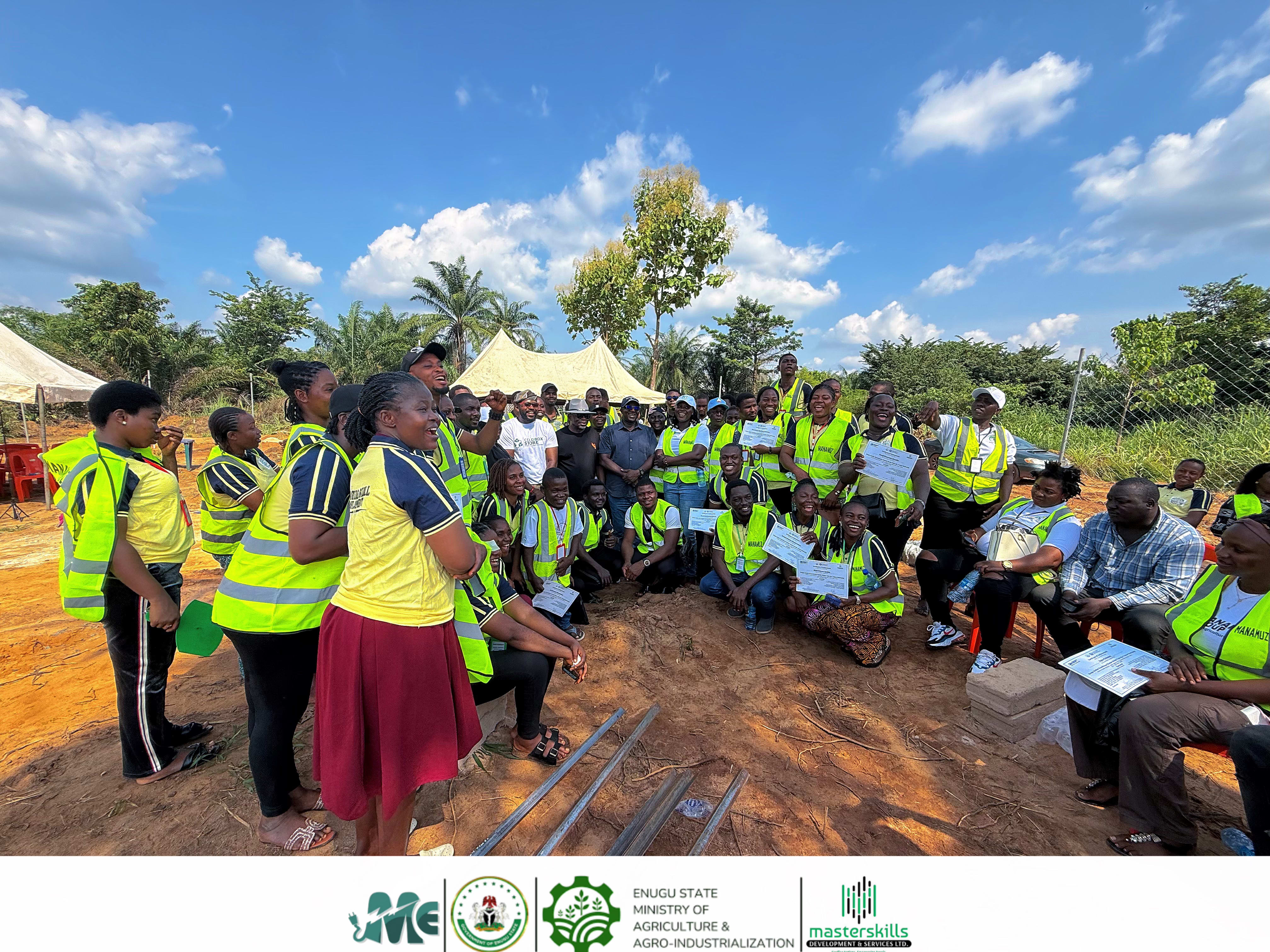 Group picture with Manamuz group and participants