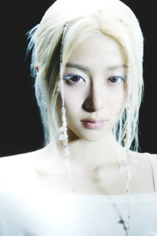 Huh Yunjin (Le Sserafim)