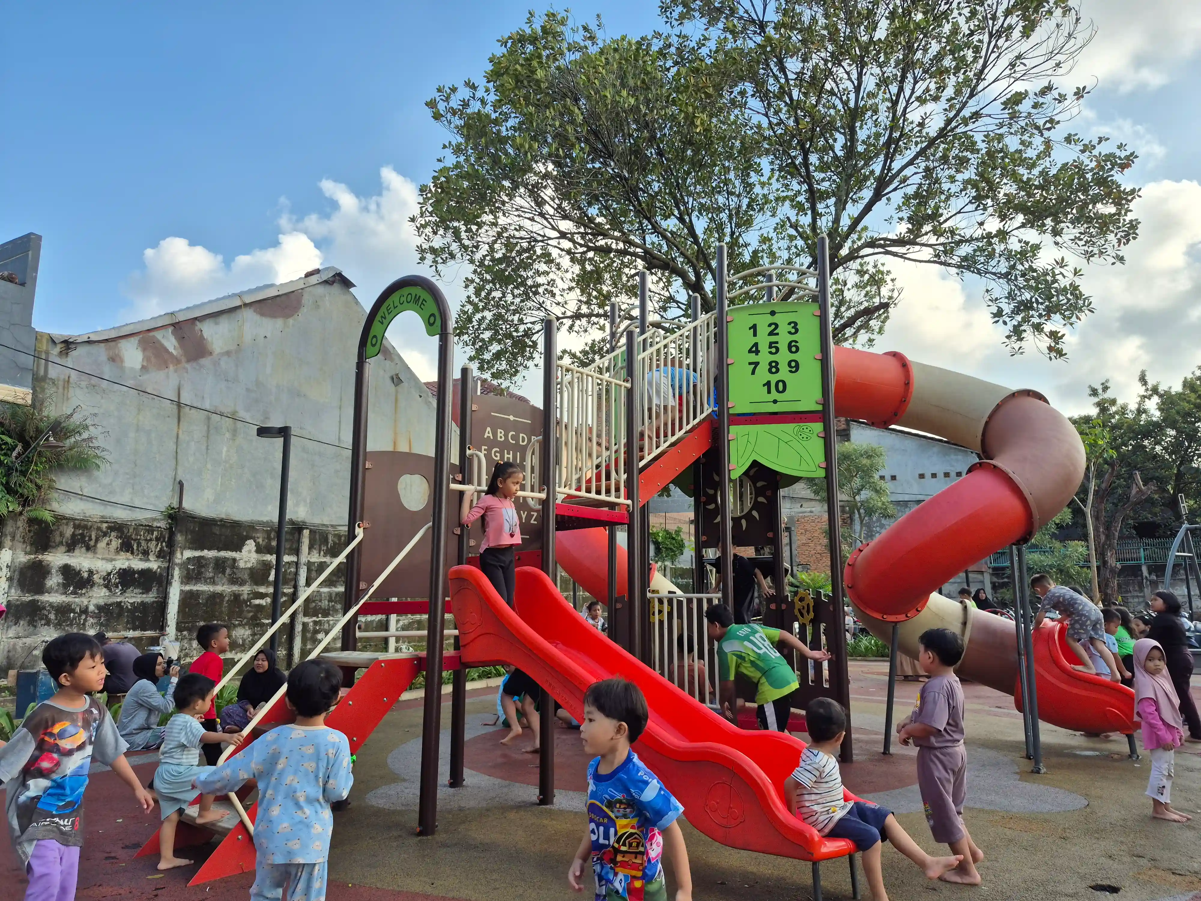 Set Playground Terpadu di Perumahan