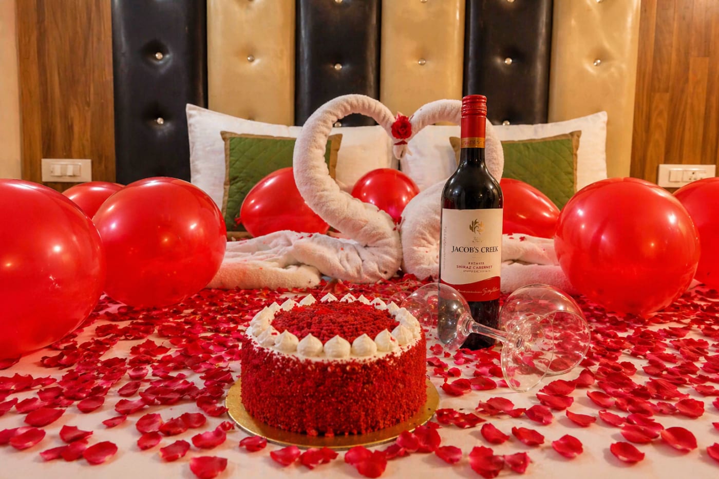 Romantic flower bed decoration for Manali honeymoon couples