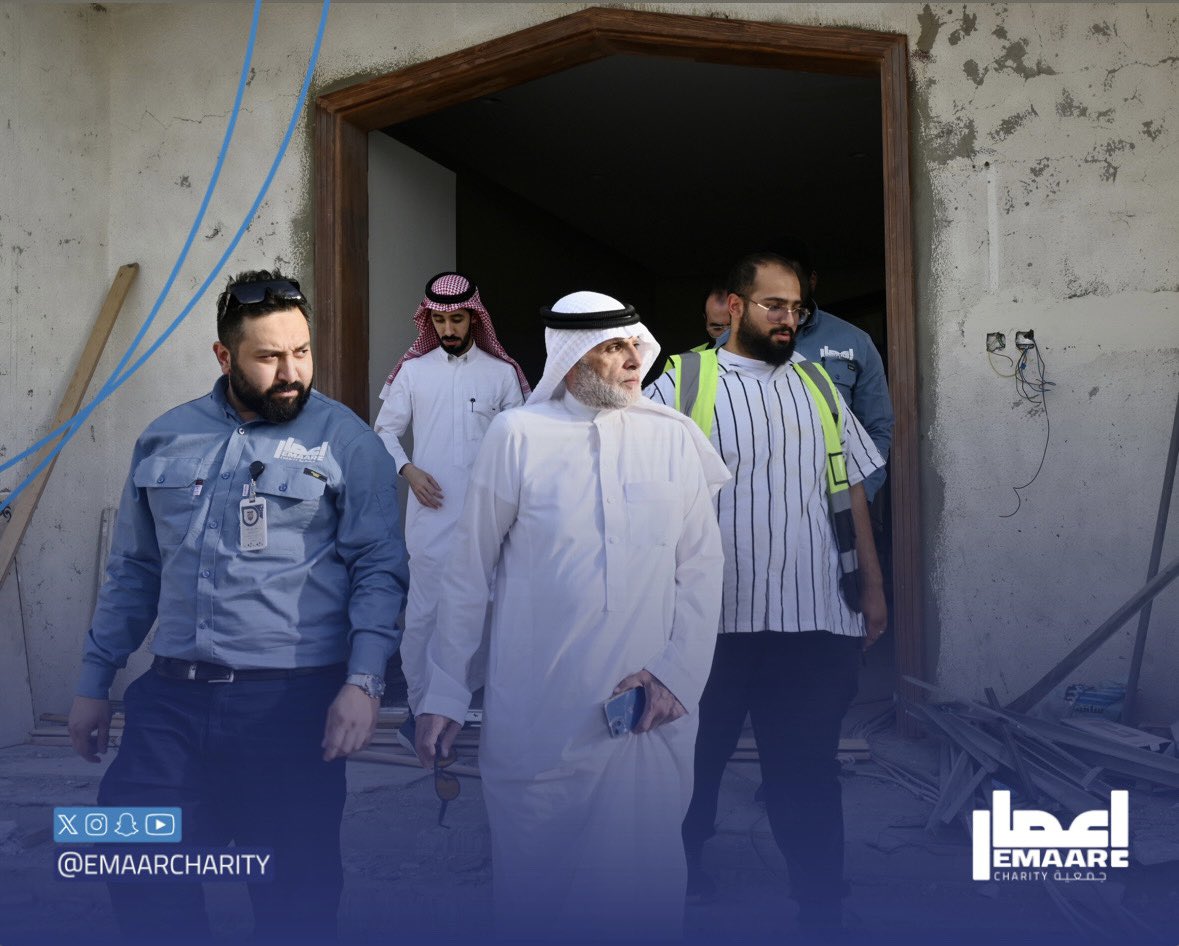 رئيس مجلس إدارة جمعية إعمار د. كمال عثمان في جولة ميدانية لأحد المشاريع القائمة لمتابعة سير العمل .
