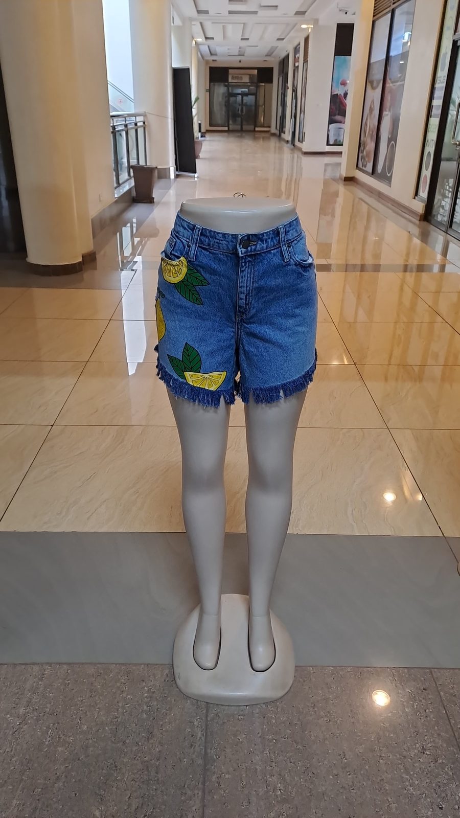LEMON THEMED PAINTED SHORT