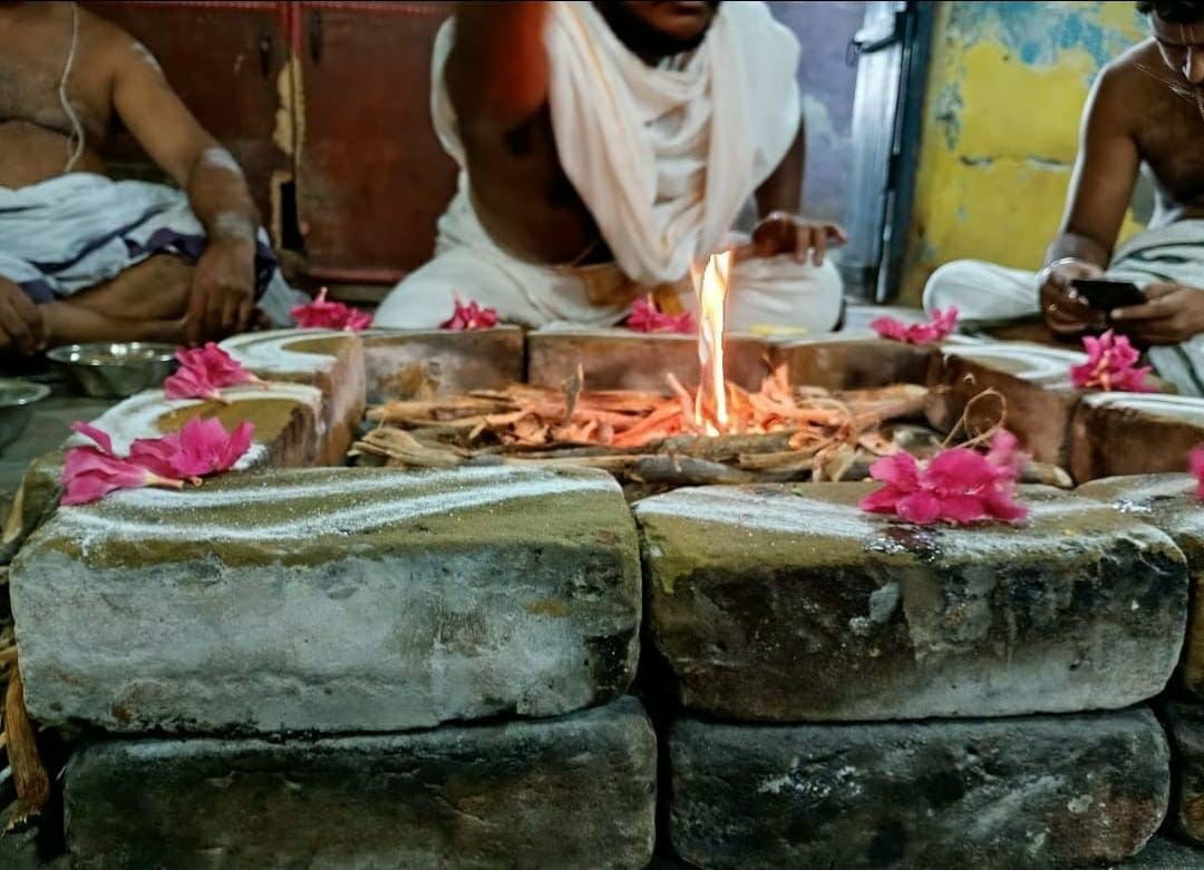 Priest performing Thila Homam ritual in Rameswaram