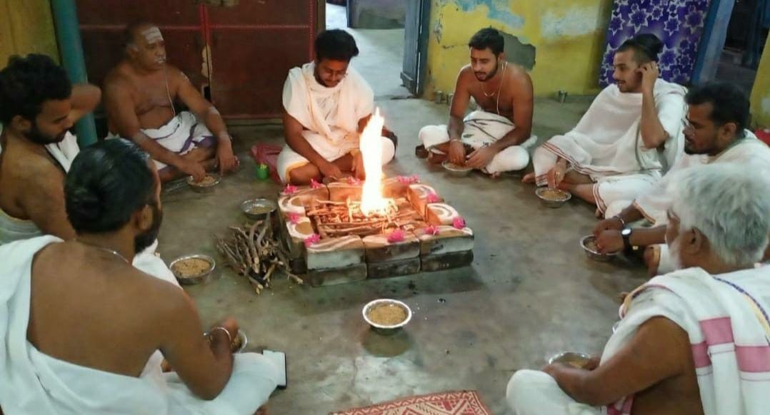 Priest performing Thila Homam ritual in Rameswaram