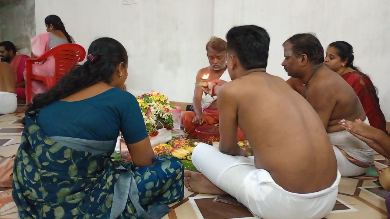 Priest performing Thila Homam ritual in Rameswaram