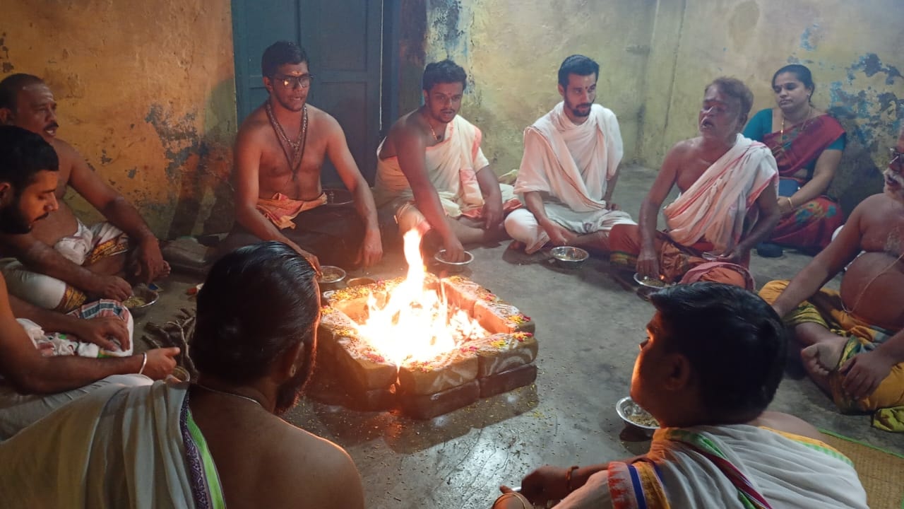 Priest performing Thila Homam ritual in Rameswaram