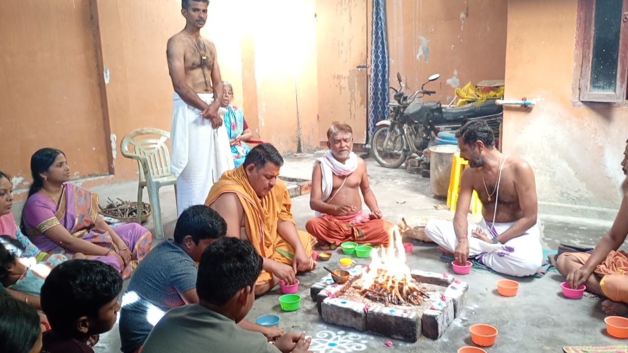 Priest performing Thila Homam ritual in Rameswaram