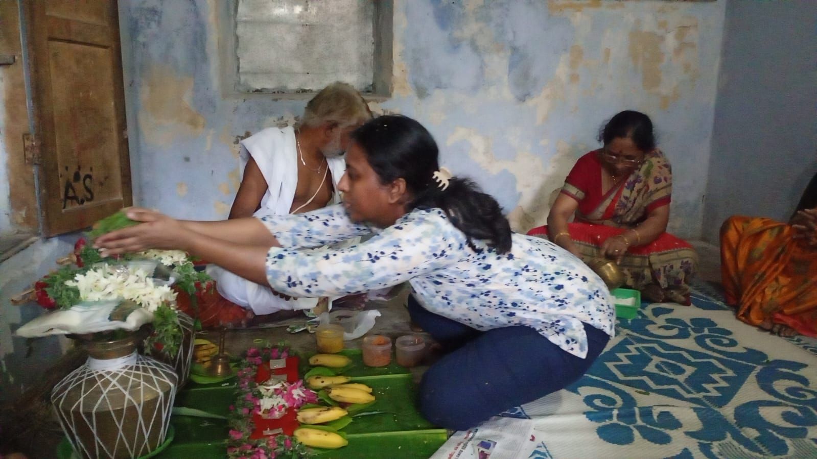 Priest performing Thila Homam ritual in Rameswaram