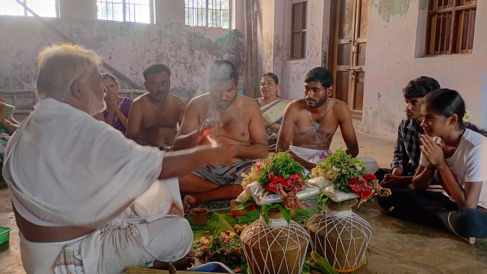 Priest performing Thila Homam ritual in Rameswaram