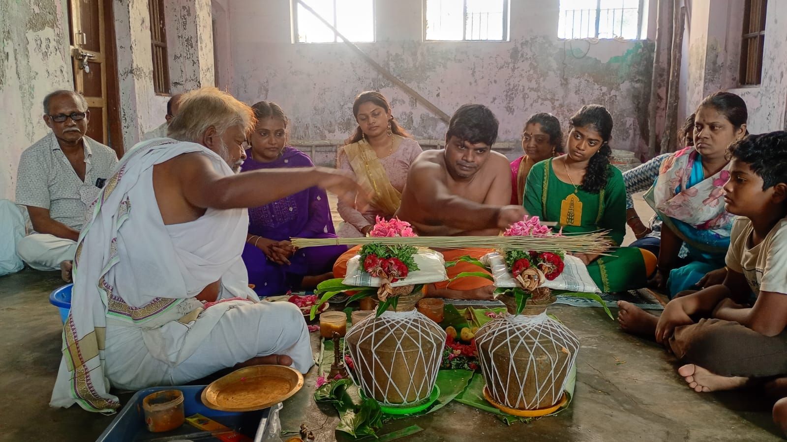 Priest performing Thila Homam ritual in Rameswaram