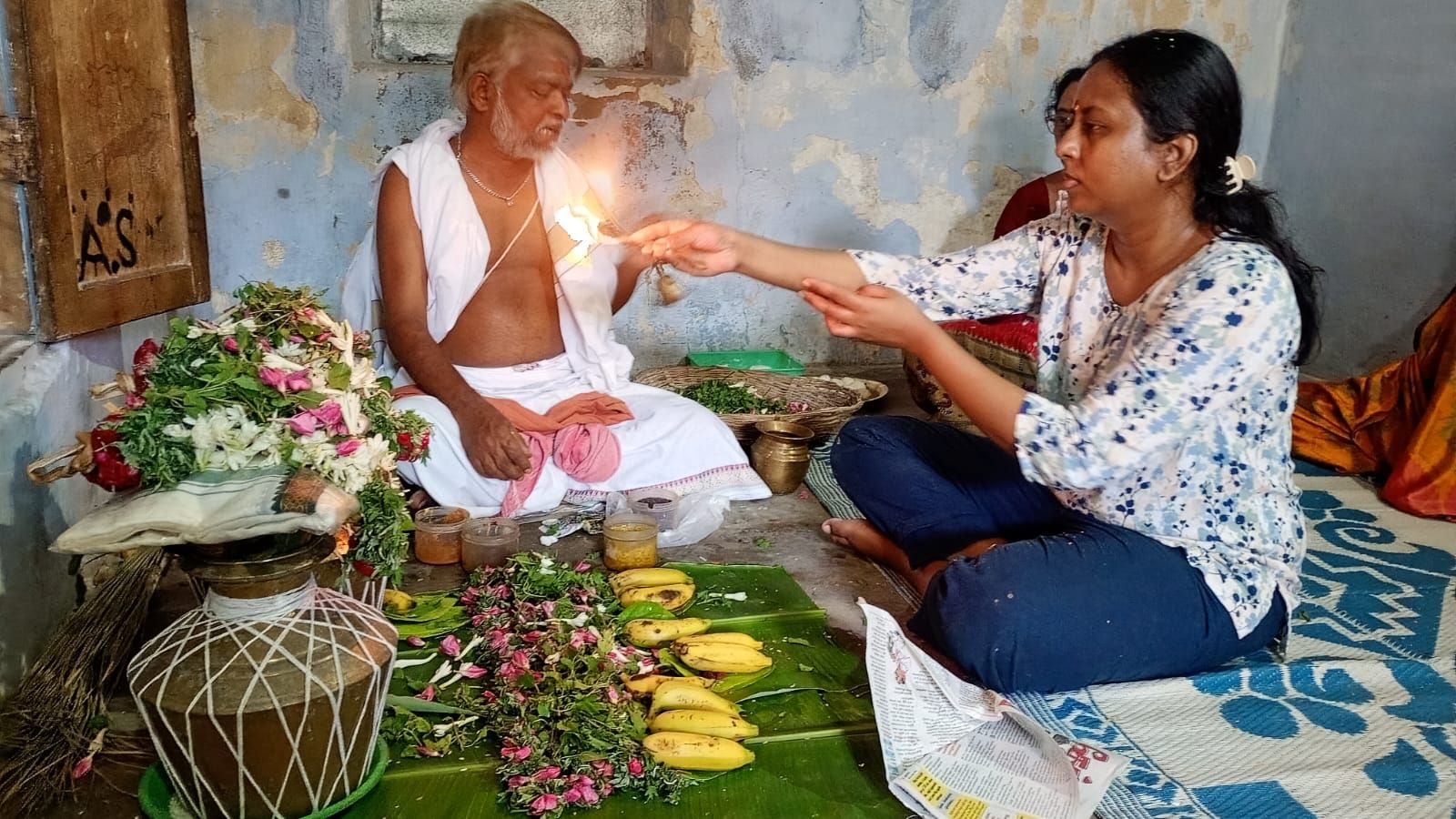 Priest performing Thila Homam ritual in Rameswaram
