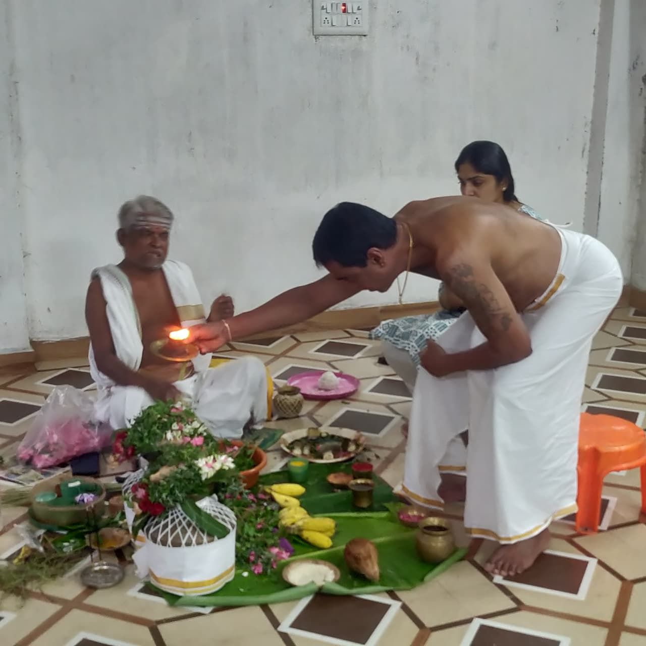 Priest performing Thila Homam ritual in Rameswaram