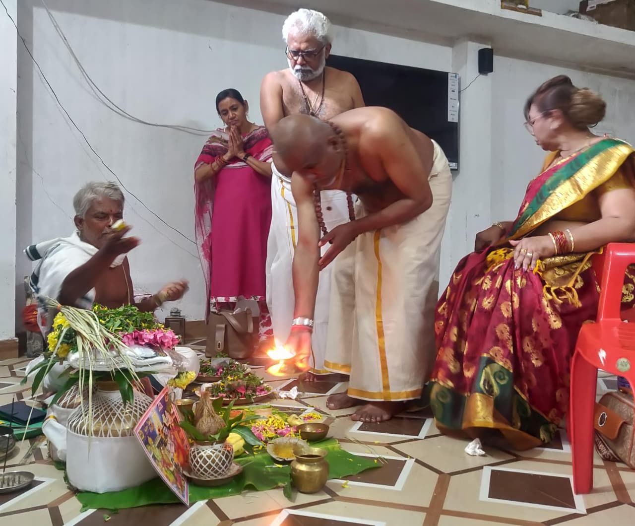 Priest performing Thila Homam ritual in Rameswaram