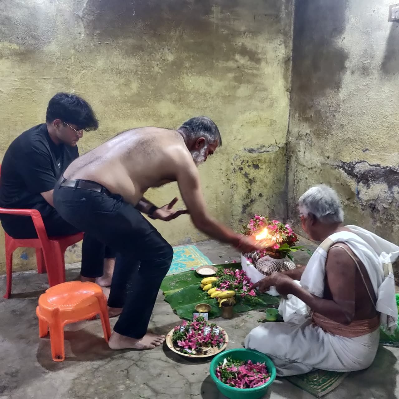 Priest performing Thila Homam ritual in Rameswaram