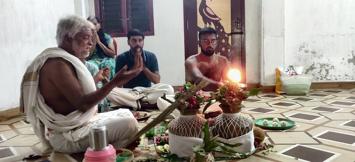 Priest performing Thila Homam ritual in Rameswaram