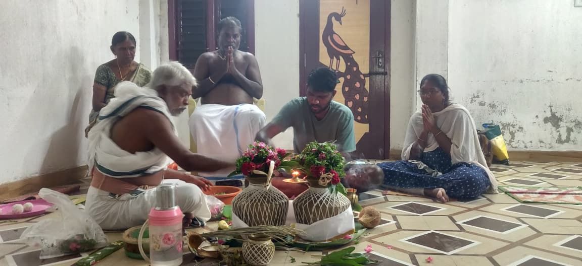 Priest performing Thila Homam ritual in Rameswaram