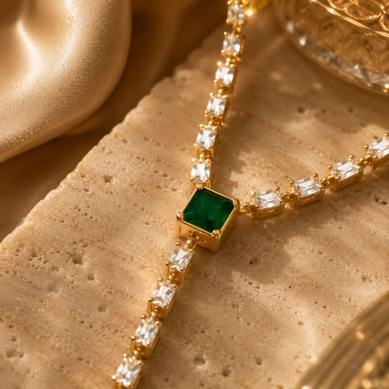 Collier Emeraude Royale — vue portée