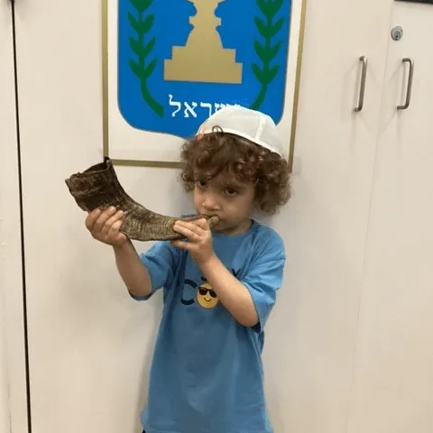 **Ages: 2.5 to 4 years**
**Monday to Friday, 7:00 am-6:00 pm**
As children embark on their life journey, early education is vital, as it lays the foundation for future academic, social and emotional success. Our educators set goals through individual attention and play-based learning activities in a positive learning environment. Educators employ a holistic approach to the childrens' social, emotional, physical, creative and cognitive development. Children explore language, math, art, music, science, sport, swimming and other activities.