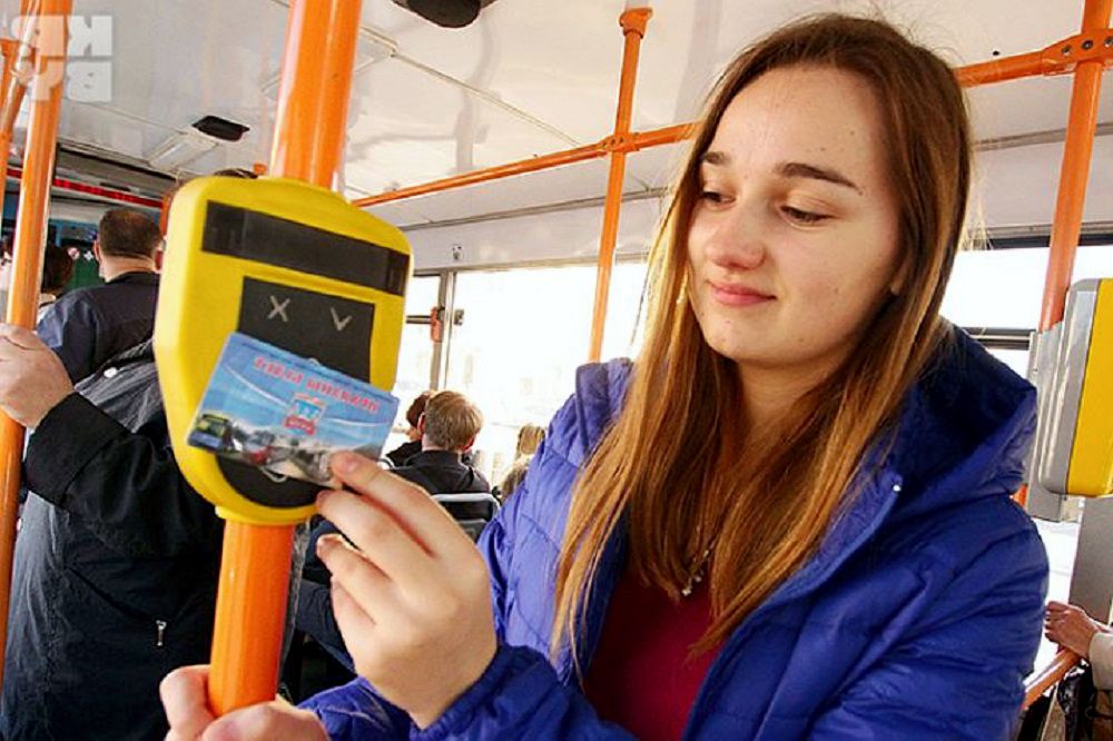 Бесплатный проезд в общественном транспорте. Студенты в общественном транспорте. Школьники в общественном транспорте. Льготный проезд для студентов.