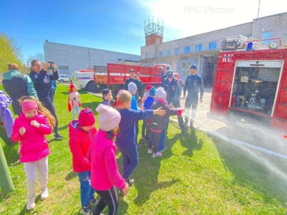 Сотрудники МЧС  установили в детском саду города Ржева пожарную машину