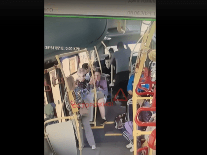 В Твери в автобусе №233 пассажир напал на 18-летнего юношу