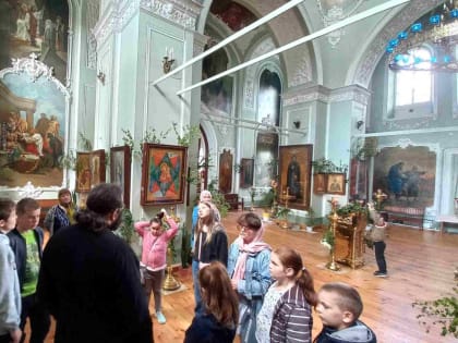 В дни летних каникул дети посещают храмы, знакомятся с церковной утварью, помогают в уборке территории