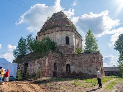 У руинированного Спасского храма в с. Борзыни после 90-летнего перерыва совершена  Божественная литургия