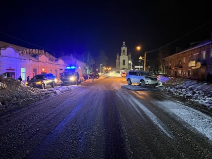 Два человека пострадали при столкновении внедорожника с грузовиком в Старице