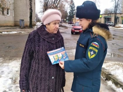 Сотрудники МЧС предупредили жителей региона о соблюдении требований пожарной безопасности