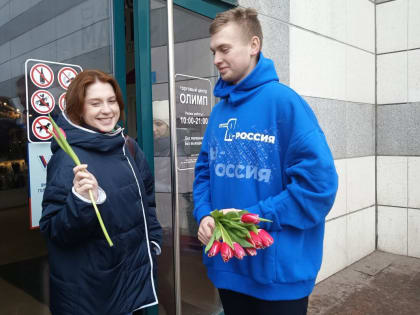 Сотни тюльпанов подарили волонтеры женщинам в городе Твери