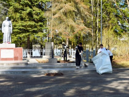 Сотрудники Калининской АЭС провели субботники в подшефных садах и школах
