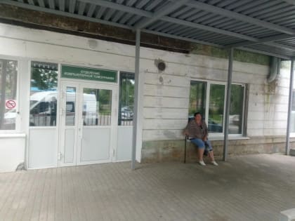 Пациенты Ржевской ЦРБ  стоят в очереди на КТ на улице