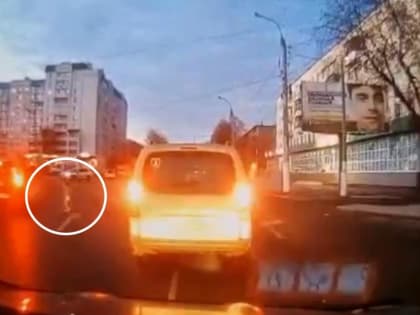 В Твери на площадь Конституции выбежал голый ребенок