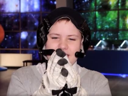 12-летний мальчишка из Твери встретился с космонавтом и получил в подарок домашний планетарий