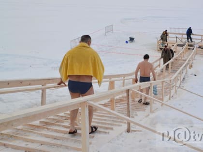 Роспотребнадзор рассказал, как подготовиться к купаниям в проруби