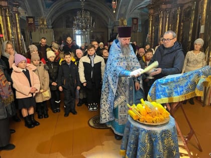 В праздник Сретения Господня священники освятили свечи и рассказали школьникам  о празднике