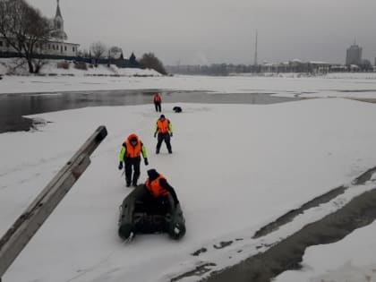 В Твери в районе Речного вокзала с отколовшейся льдины сняли рыбаков
