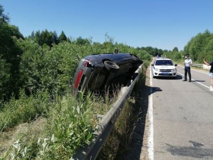 Под Тверью автомобиль врезался в ограждение моста