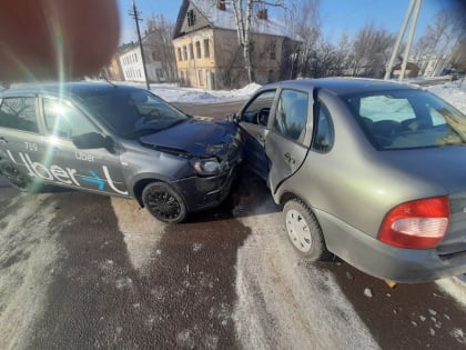 В ДТП с участием такси в Вышнем Волочке пострадал один человек