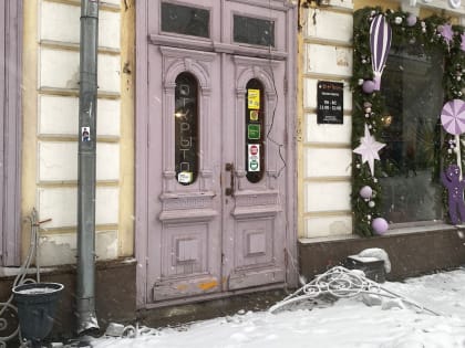 Возбуждено уголовное дело из-за падения льда с крыши здания в центре Твери