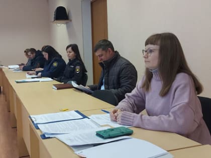 Заседание комиссии по делам несовершеннолетних и защите их прав