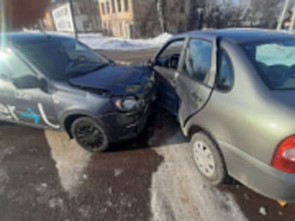 В Твери водитель решил проехать на «красный» и спровоцировал ДТП