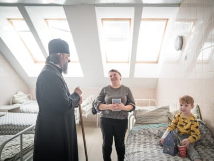 Митрополит Амвросий поздравил с Рождеством пациентов детской больницы