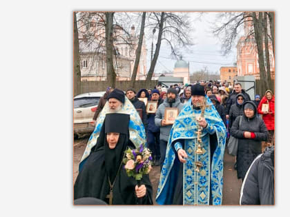 В Вышнем Волочке в день памяти Казанской иконы Божией Матери прошел общегородской крестный ход