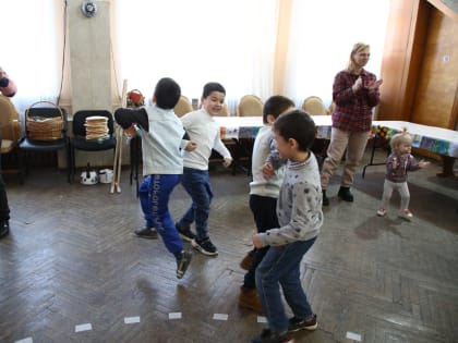 Познавательно-развлекательные программы «Маслёна-Сластёна, веселись, Гулёна» проходят в Тверском областном Доме творчекства