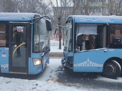 В Твери в микрорайоне «Южный» столкнулись два автобуса